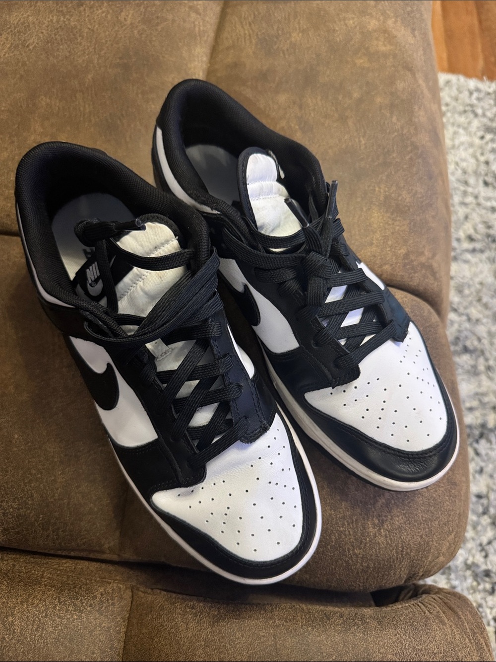 Nike Men’s Black and White Low-Top Sneakers